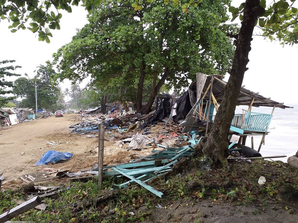 Les bulldozers de l’armée détruisent les petits commerces de la plage de la Sablière