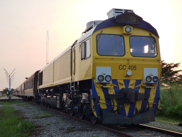 Un voleur saute d’un train et trouve la mort doublement écrasé