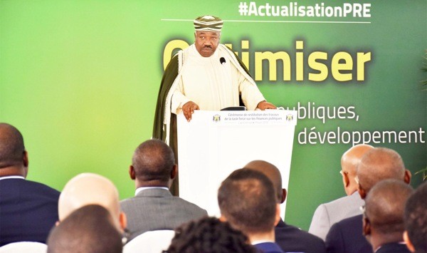 Ali Bongo reçoit un rapport sur les reformes des finances publiques