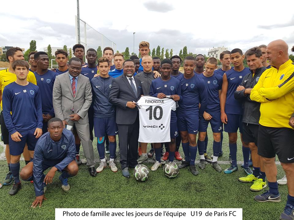 France : l’ambassadeur du Gabon apporte le soutien de la République à un jeune footballeur