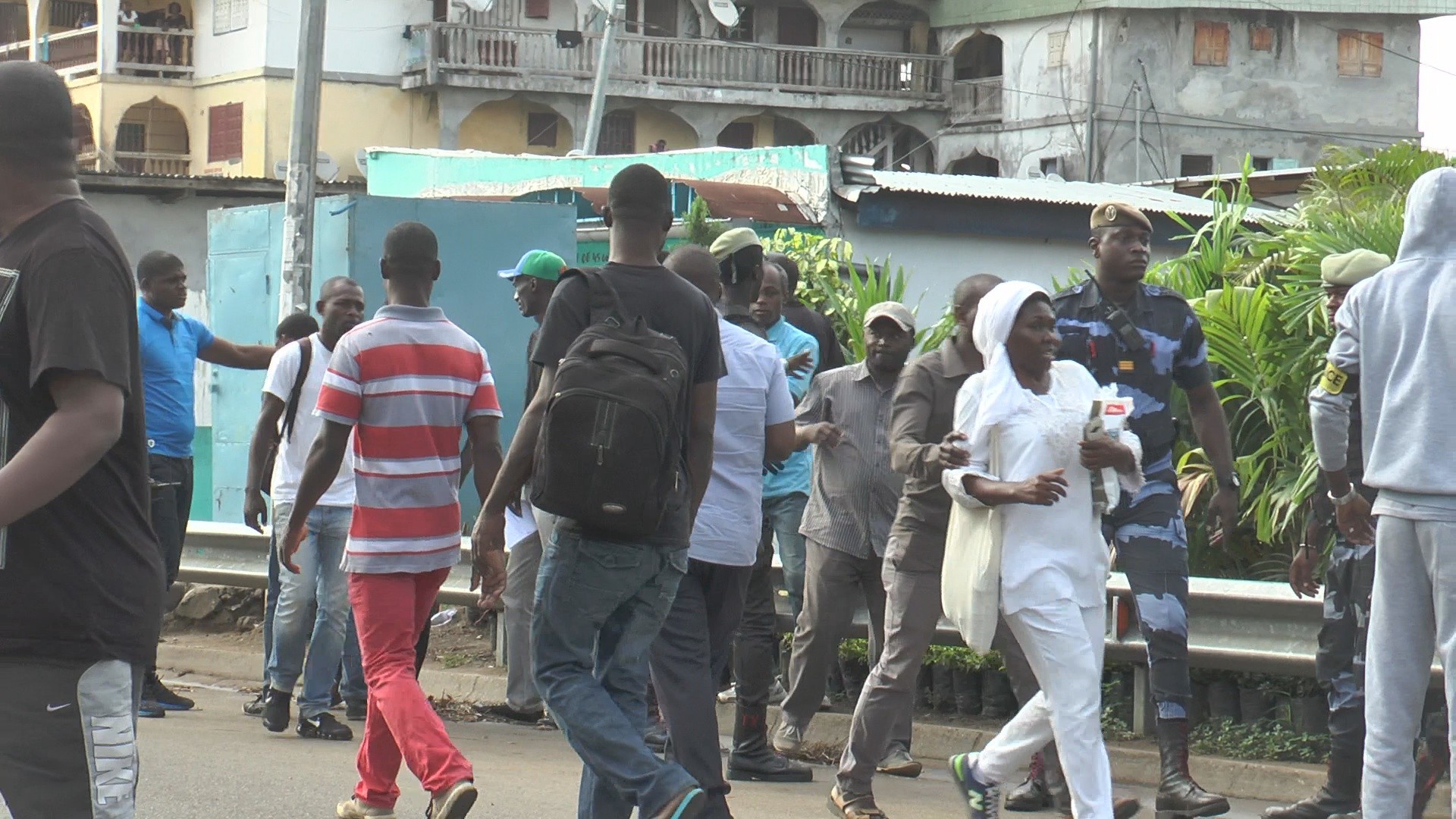 Marche noire empêchée par la police à Libreville (reportage photos)