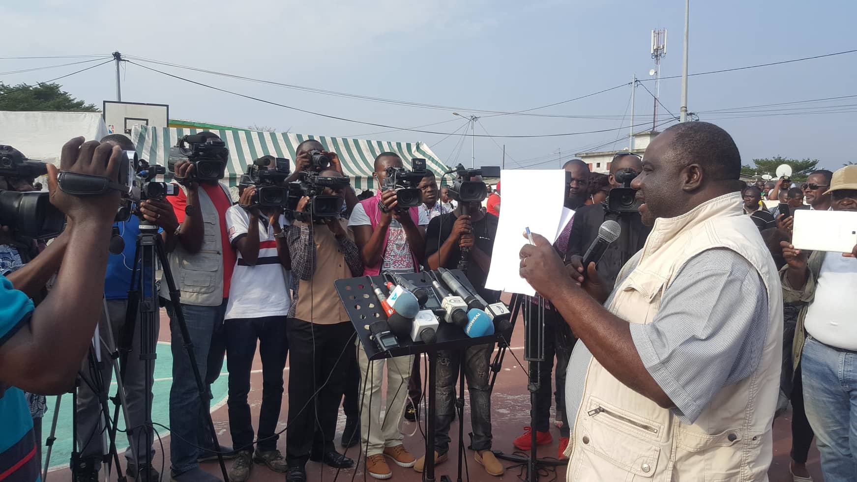 Dynamique unitaire appelle les gabonais à marcher le 13 août avec un pain et un bandeau noir