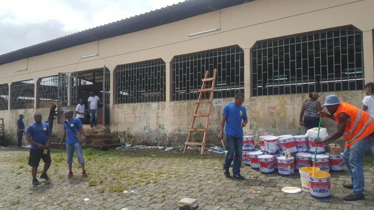 Journée citoyenne : l’AJEV apporte une cure de jouvence au marché insalubre du quartier Charbonnages