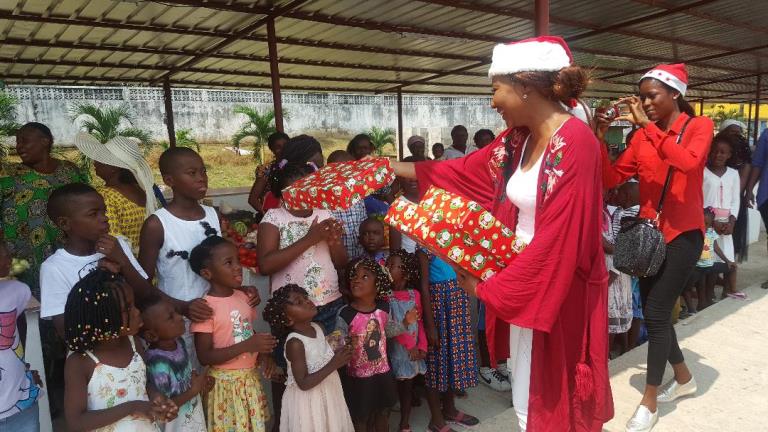 Noël : Alia Bongo Ondimba inonde les enfants des commerçantes d’Akanda des cadeaux
