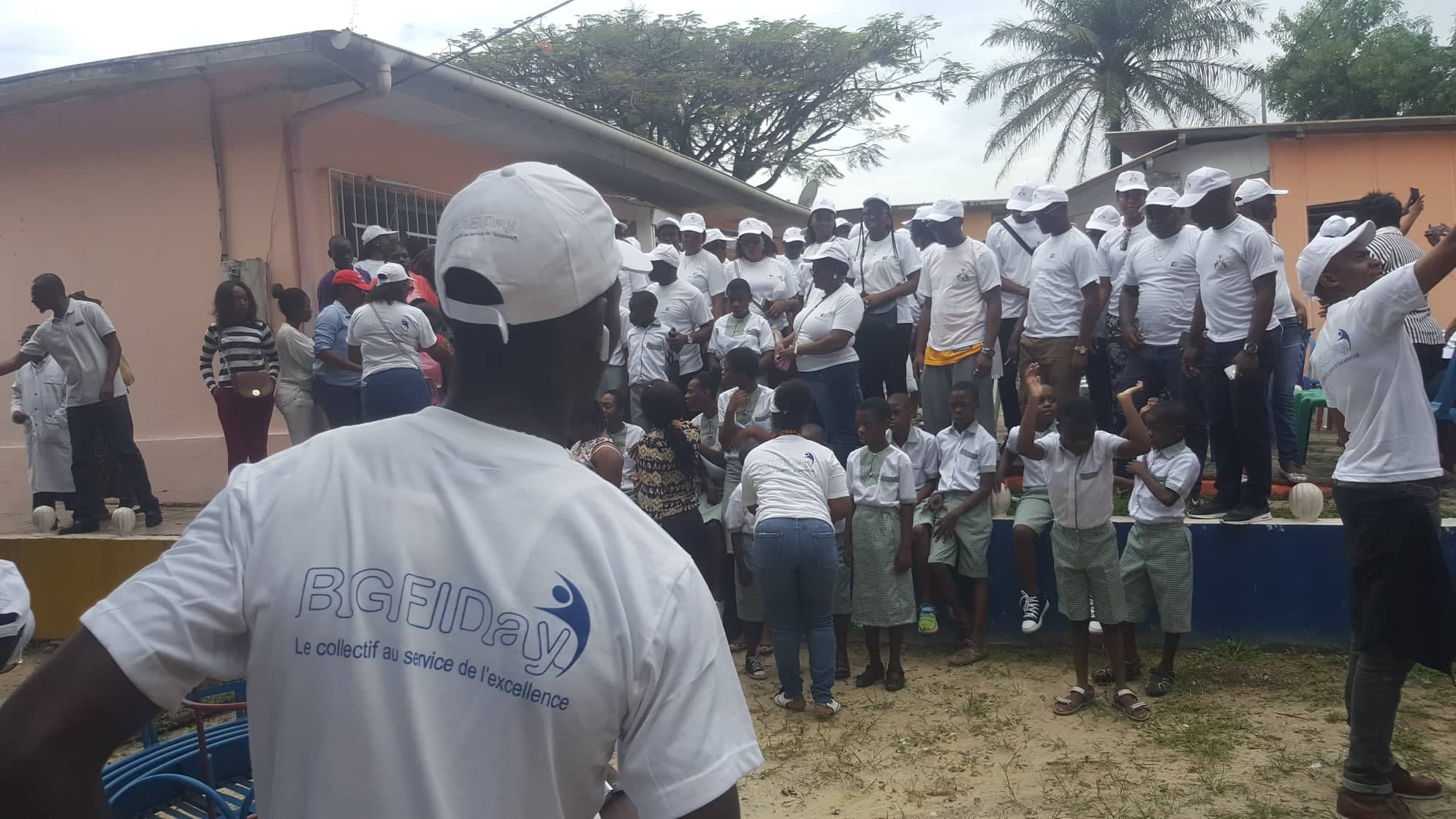 Des dizaines des salariés de BGFIBank descendent dans les établissements scolaires de Libreville pour des œuvres de bienfaisance