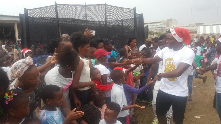Plus de 1000 enfants et l’international gabonais Malick Evouna ont célébré Noël à Libreville