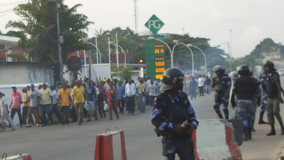 Dispersion de la marche improvisée des partisans de Ping : le choix risqué des policiers