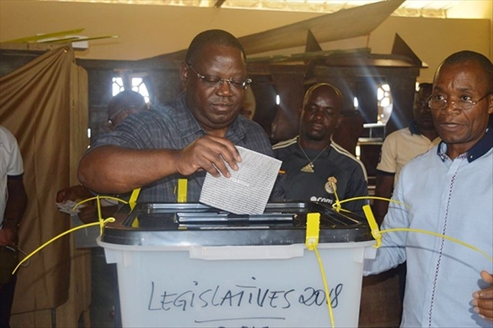 Emmanuel Issozé Ngondet privé de son mandat de député