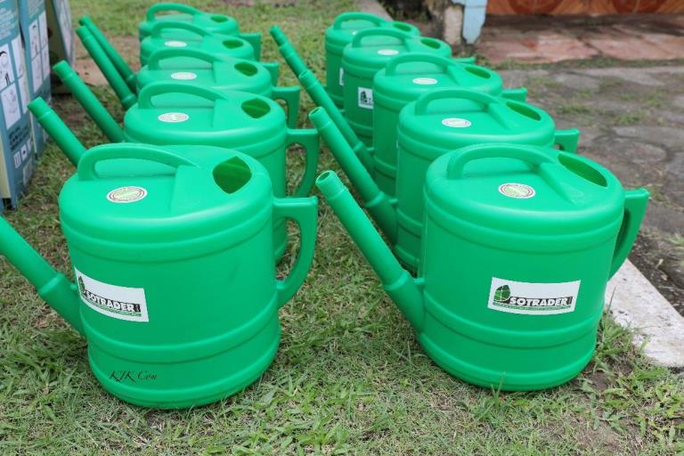 Dieudonné Minlama Mintogo offre du matériel agricole aux chrétiens de l’EEG pour lutter contre la pauvreté