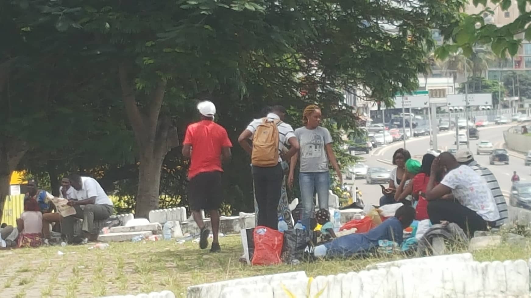 Des enseignants en grève devant la cathédrale Sainte Marie de Libreville