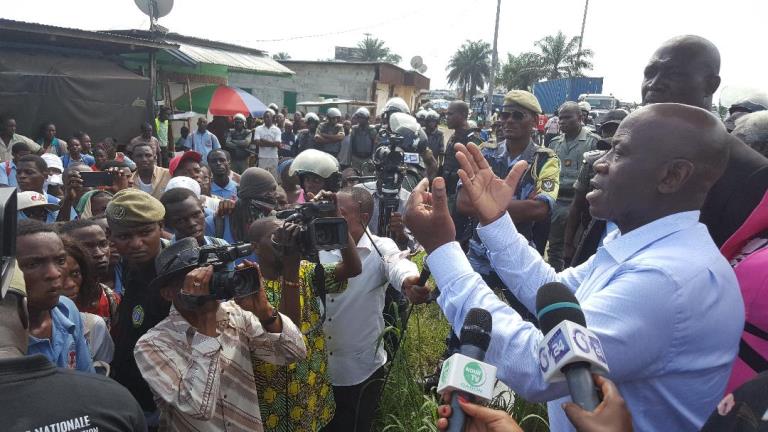 Marche des élèves : Michel Menga au four et au moulin pour éteindre le feu