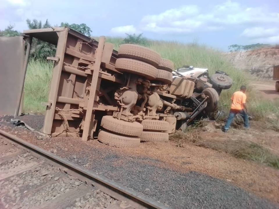 Un train percute un camion et tue le chauffeur vers Franceville