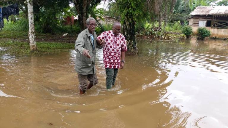 Moukagni Iwangou et Biendi Maganga-Moussavou au chevet des populations de Mouila touchées par des inondations