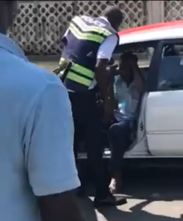 Un policier zélé moleste un taximan