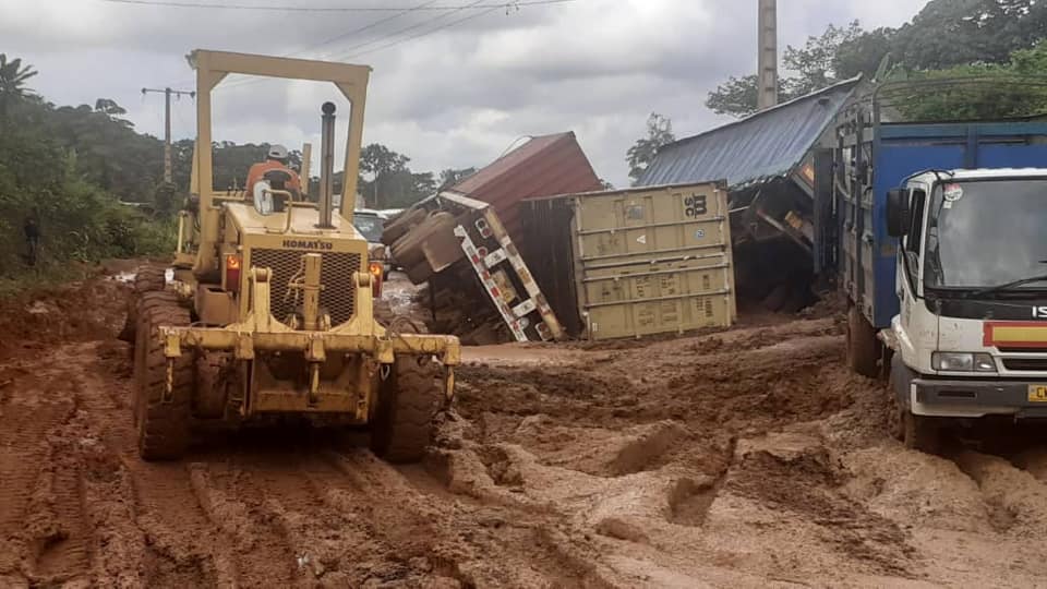 Les bourbiers de la route nationale N°1 seront « bossés » par la Société Autoroutière du Gabon et Colas