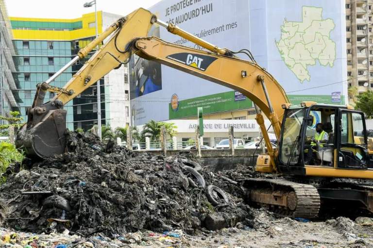 Les militaires collectent 8 tonnes de déchets dans un canal à Libreville