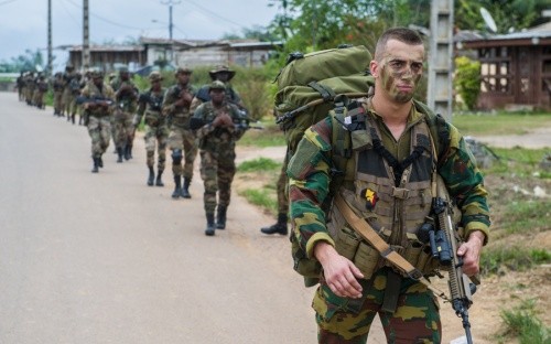 Des commandos belges dans une rue du Gabon en octobre 2017