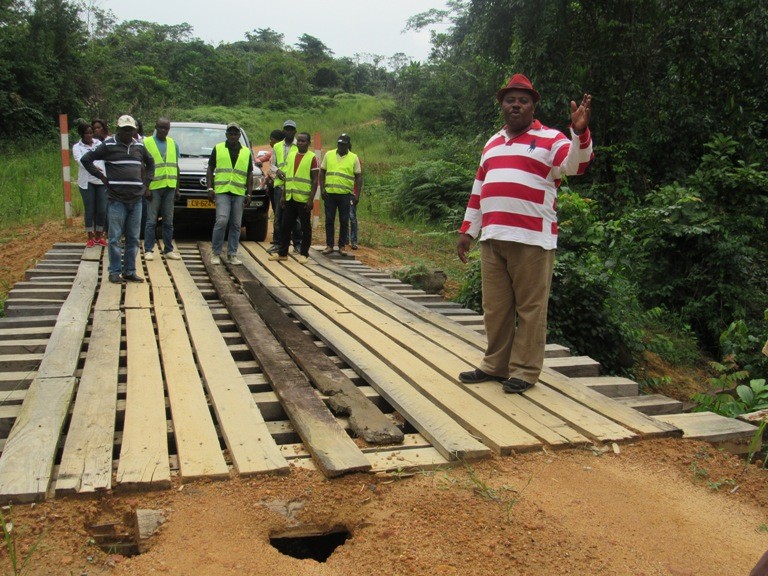 L’attribut alt de cette image est vide, son nom de fichier est Moukounzi-visitant-les-ponts-quil-a-fait-construire-1.jpg.