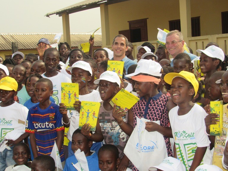 Les écoliers de Mouila congratulés par les organisateurs de la Tropicale Amissa Bongo