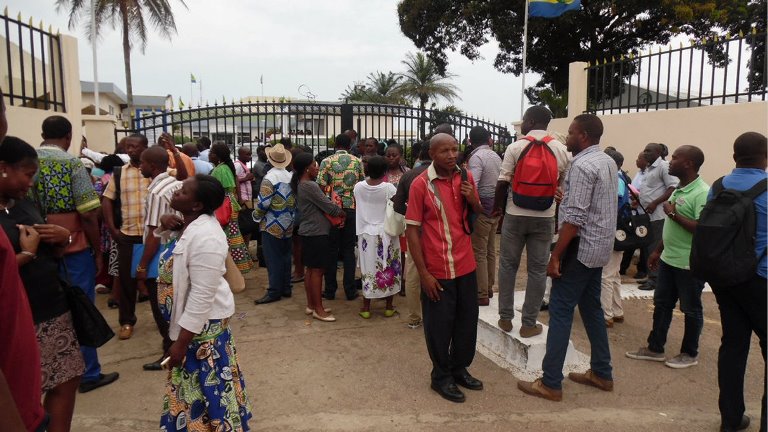 Le Gabon menace de radier 14 000 fonctionnaires